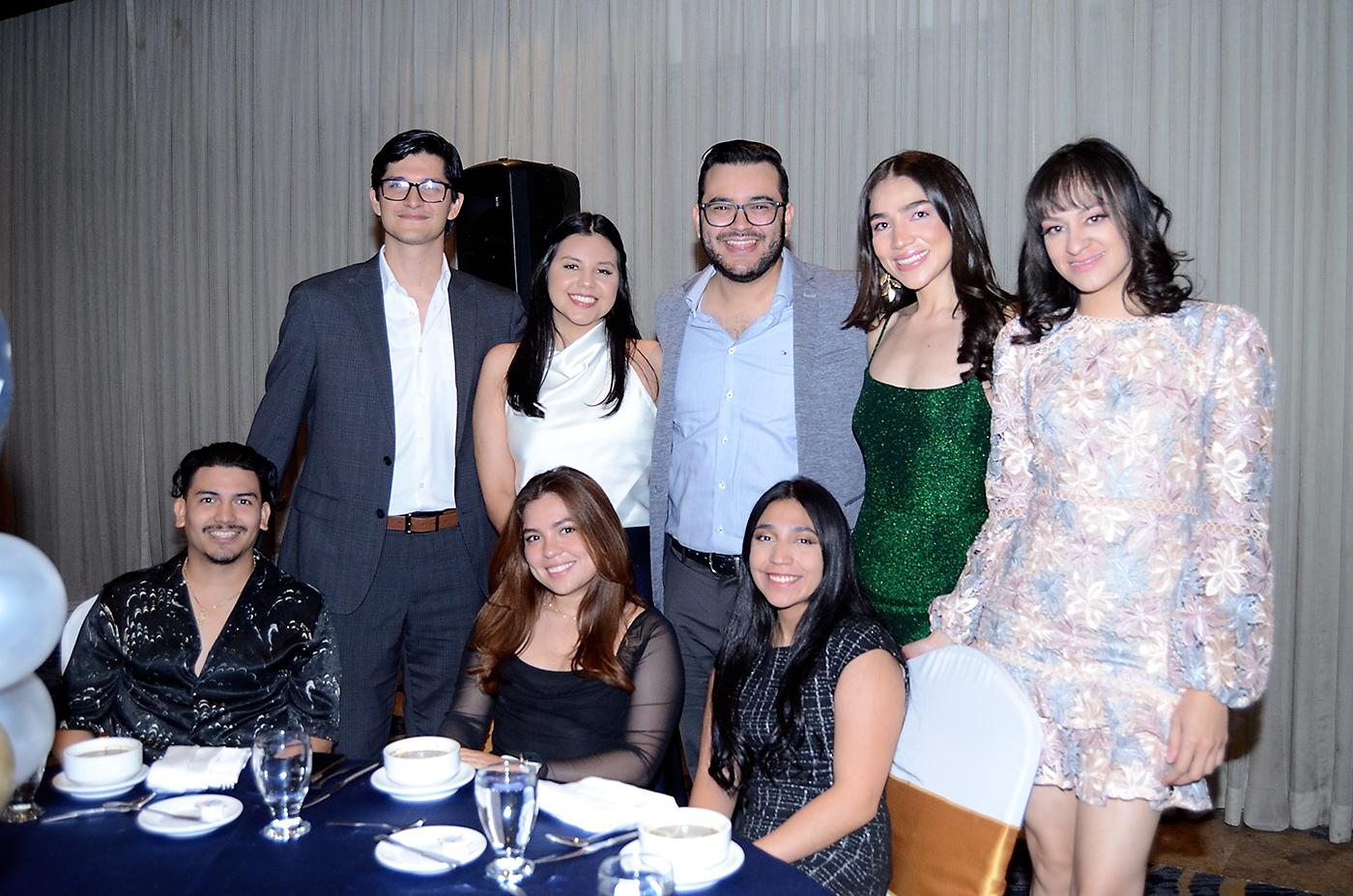 Will Martinez, Javier Asfuram, Aida Gallardo, Zessia Ordóñez, Gabriel Ortez, Erika Maldonado, Mercedes Hernández y Carmen Sorto.