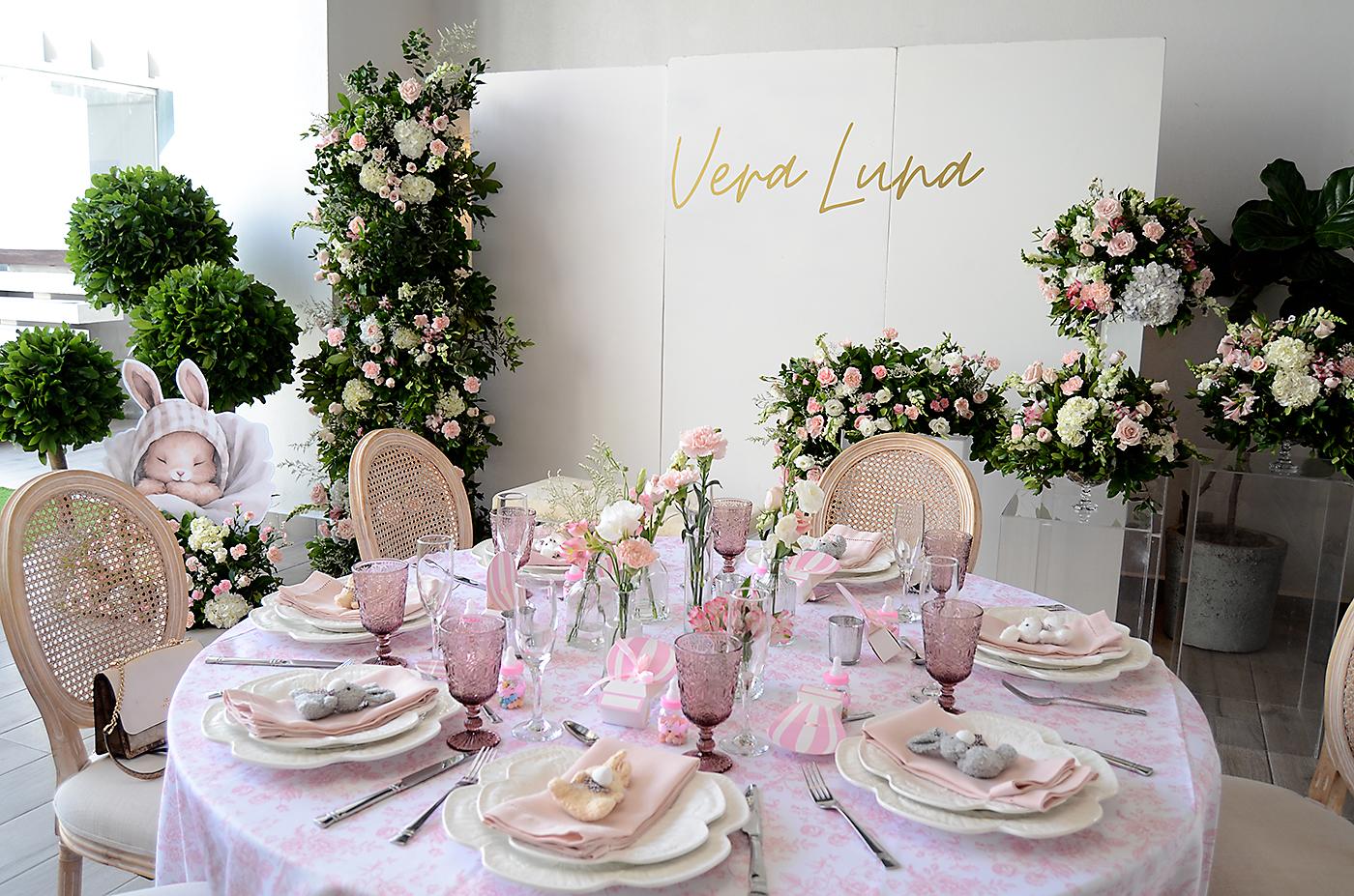 Las mesas vestidas con una delicada mantelería en rosa y blanco fue parte del baby shower