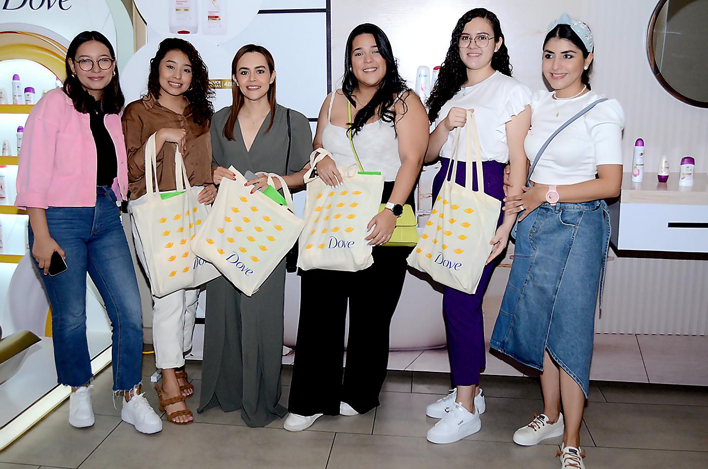 Dilcia Arita, Johana Ochoa, Pamela Escoto, Sara Gómez, Nazareth Fernández y Diana Benítez. 