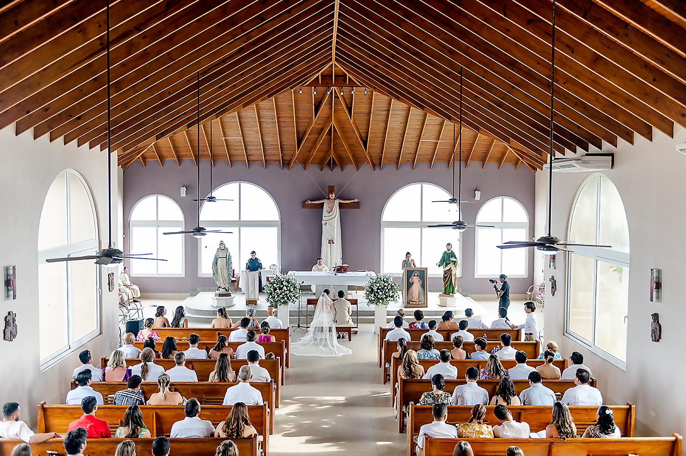 Así lució la Iglesia San José en French Harbour, Roatán, durante la celebración del sagrado matrimonio entre Daniel y Stephanie.