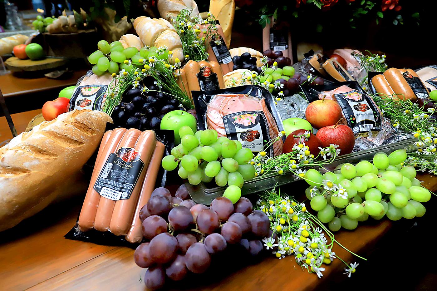 Para la ocasión se dispuso una estación con variedad de jamones, frutas y panecillos.