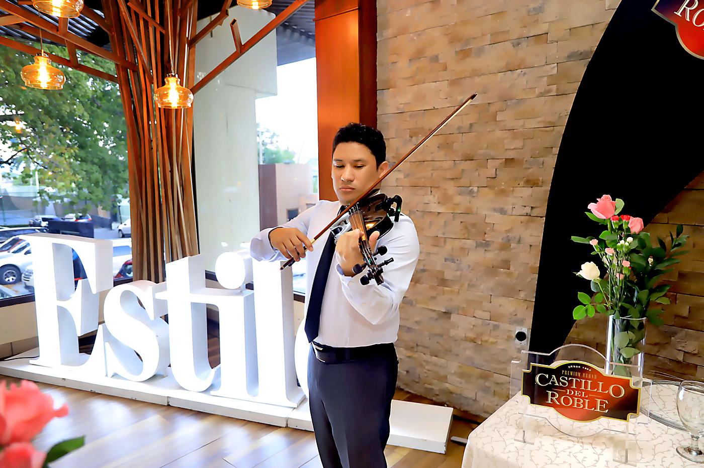 El violinista Lesvin Garcia, deleito a las asistentes con sus alegres notas de violín.