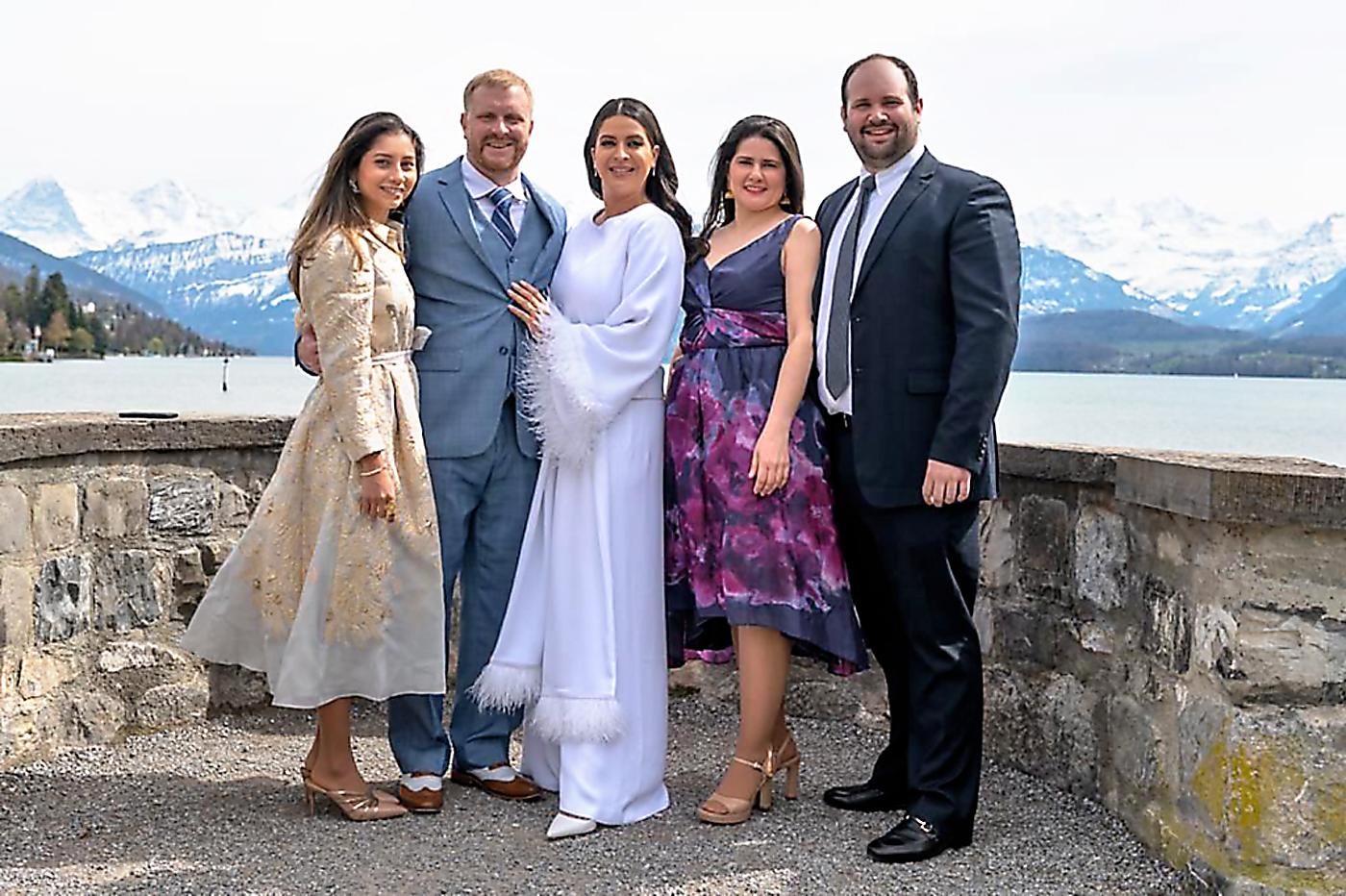 La novia con un vetsido de la diseñadora hondureña Maryann Kafati acompañada de Isabella Ferrufino, Kaleb, Rennata y Simon Mahchi