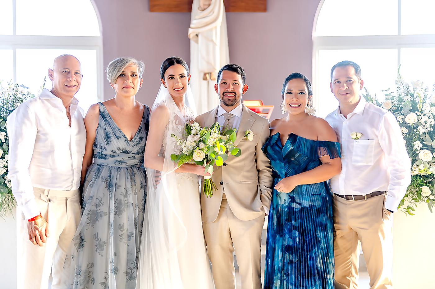 Junio y Carmen Marsan con su hija Stephanie Marsan y su esposo Daniel Alejandro Velásquez con sus padres Lilian y Edwin Velásquez.
