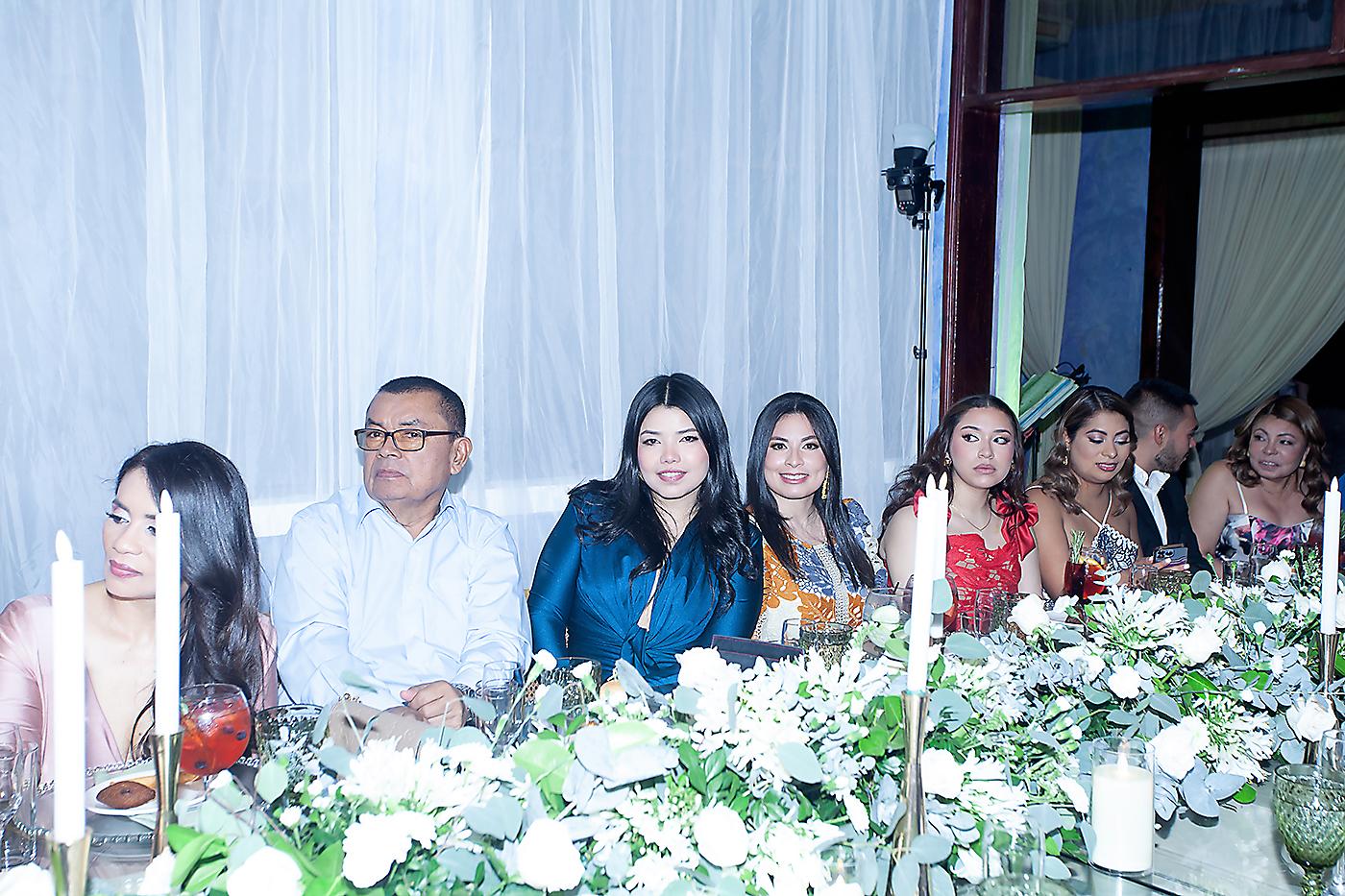 Carlos Miralda y su hija Karla Miralda con Alejandra Chávez y Abigail Paz.