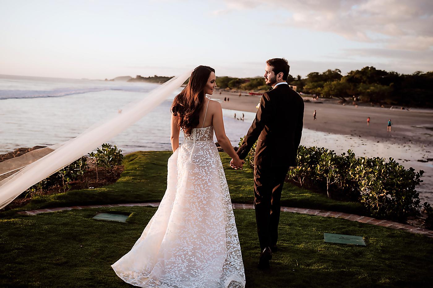 Frente a la Costa Esmeralda de Nicaragua, los recién casados posan para las fotos del recuerdo