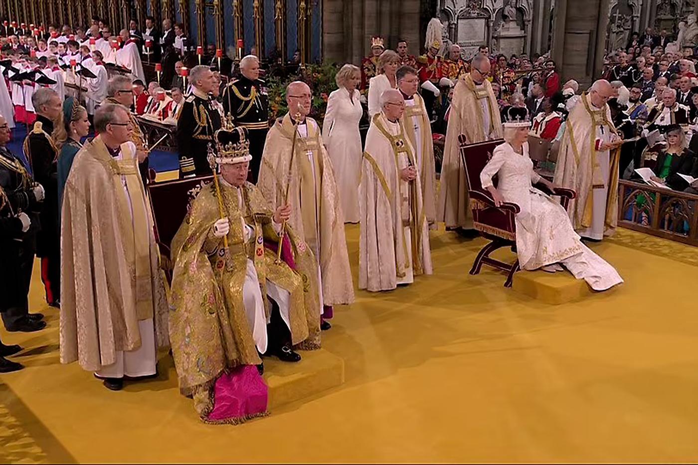 Momento de la entronización de Camila. Ya se ha sentado en su trono, igual que el rey Carlos III.