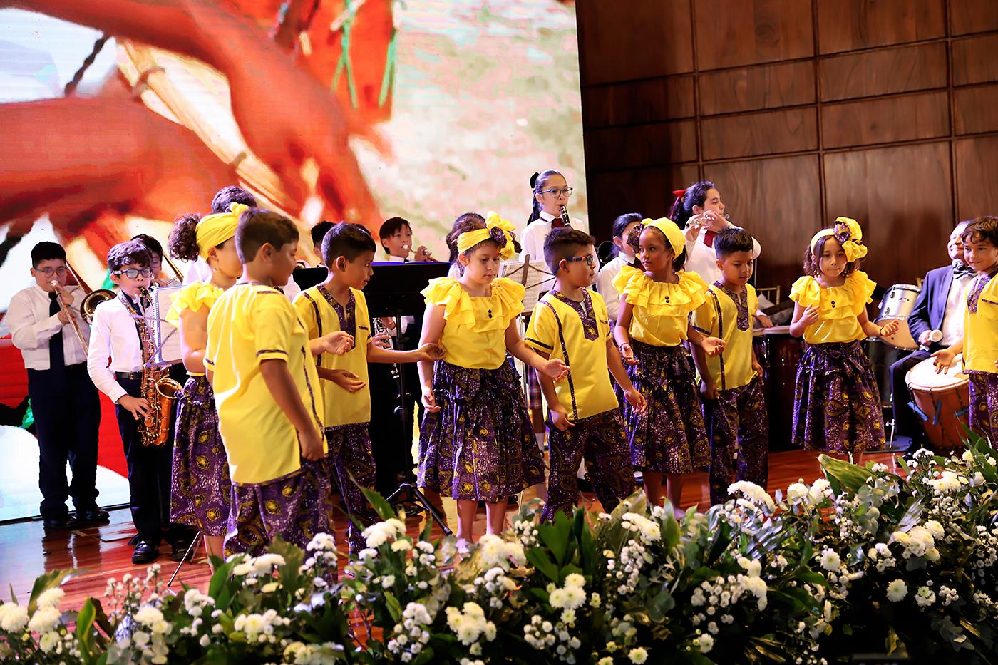 Los niños de primaria durante el baile garífuna del Sambunango teleño