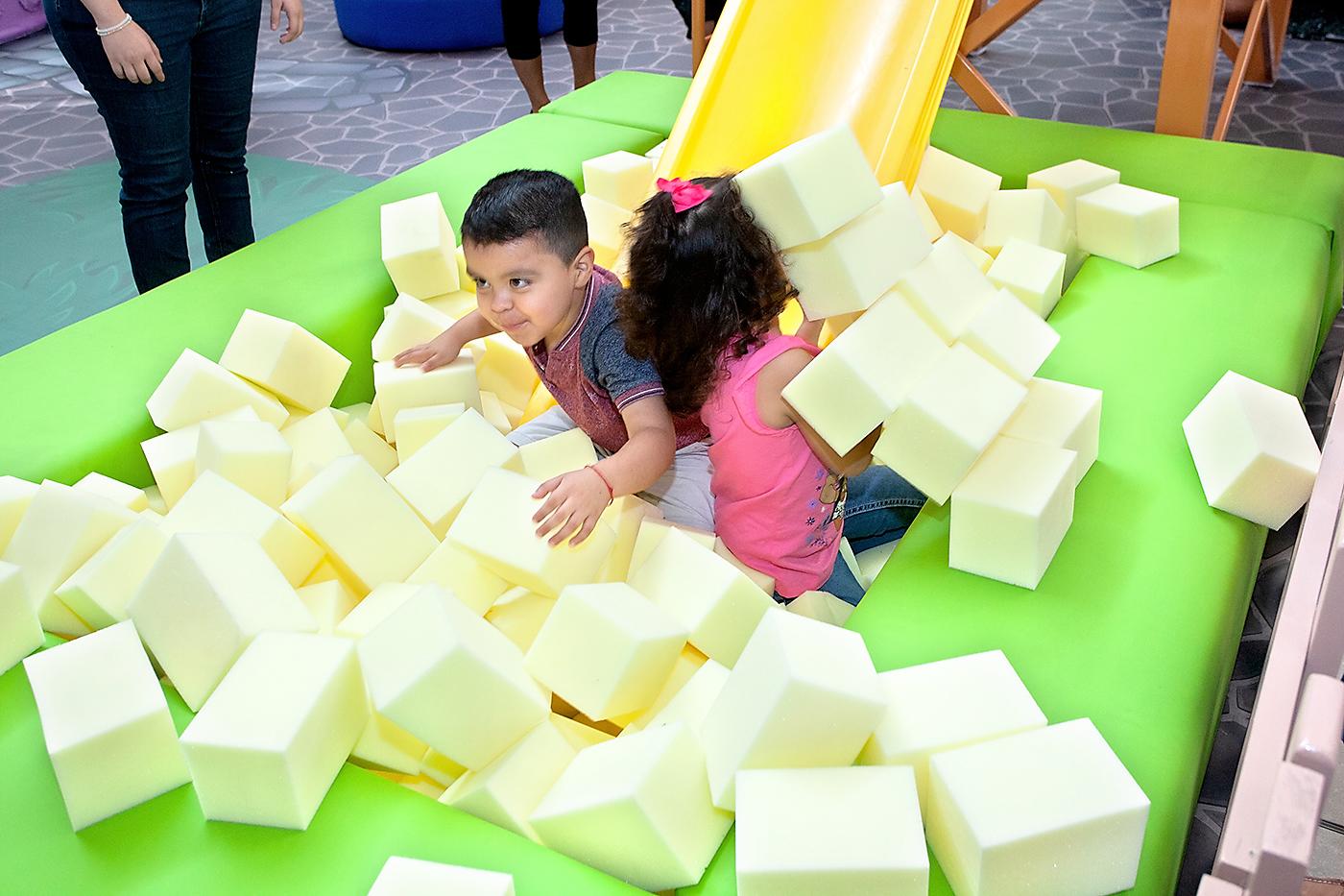 Los niños se divierten en el deslizador