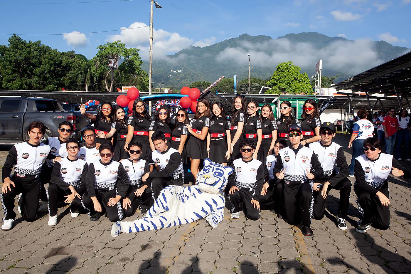 Los seniors de la Escuela Bilingüe Episcopal El Buen Pastor vivieron una mañana llena de emoción al llegar al Comisariato Los Andes, listos para comenzar su último año de secundaria. En lugar de los uniformes tradicionales, decidieron darle un giro creativo a su primer día de clases, luciendo atuendos inspirados en los pilotos de Fórmula Uno, reflejando su espíritu audaz y competitivo.
