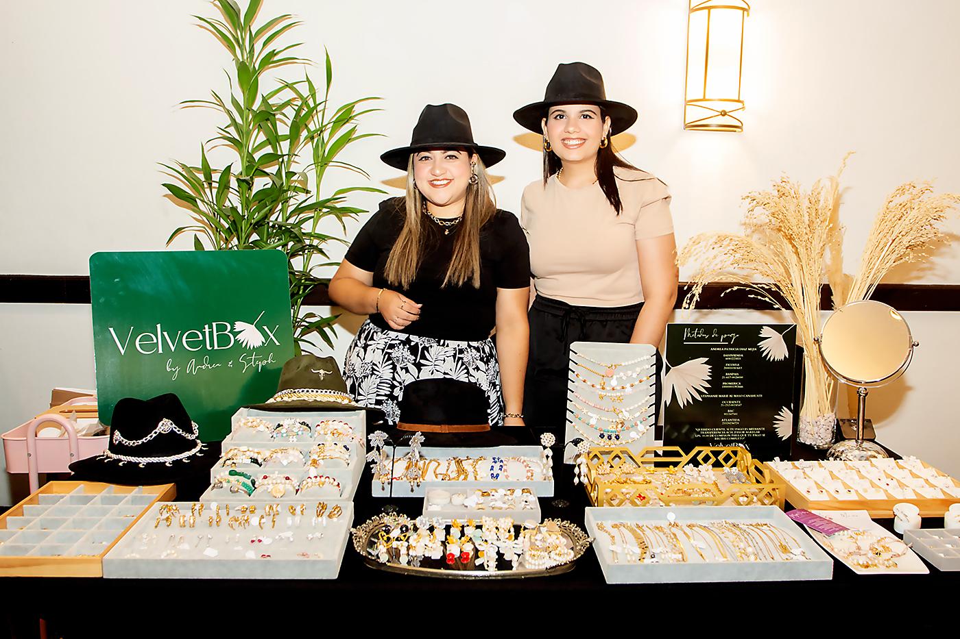 Andrea Díaz y Stephanie Massu de la tienda Velvet Box.