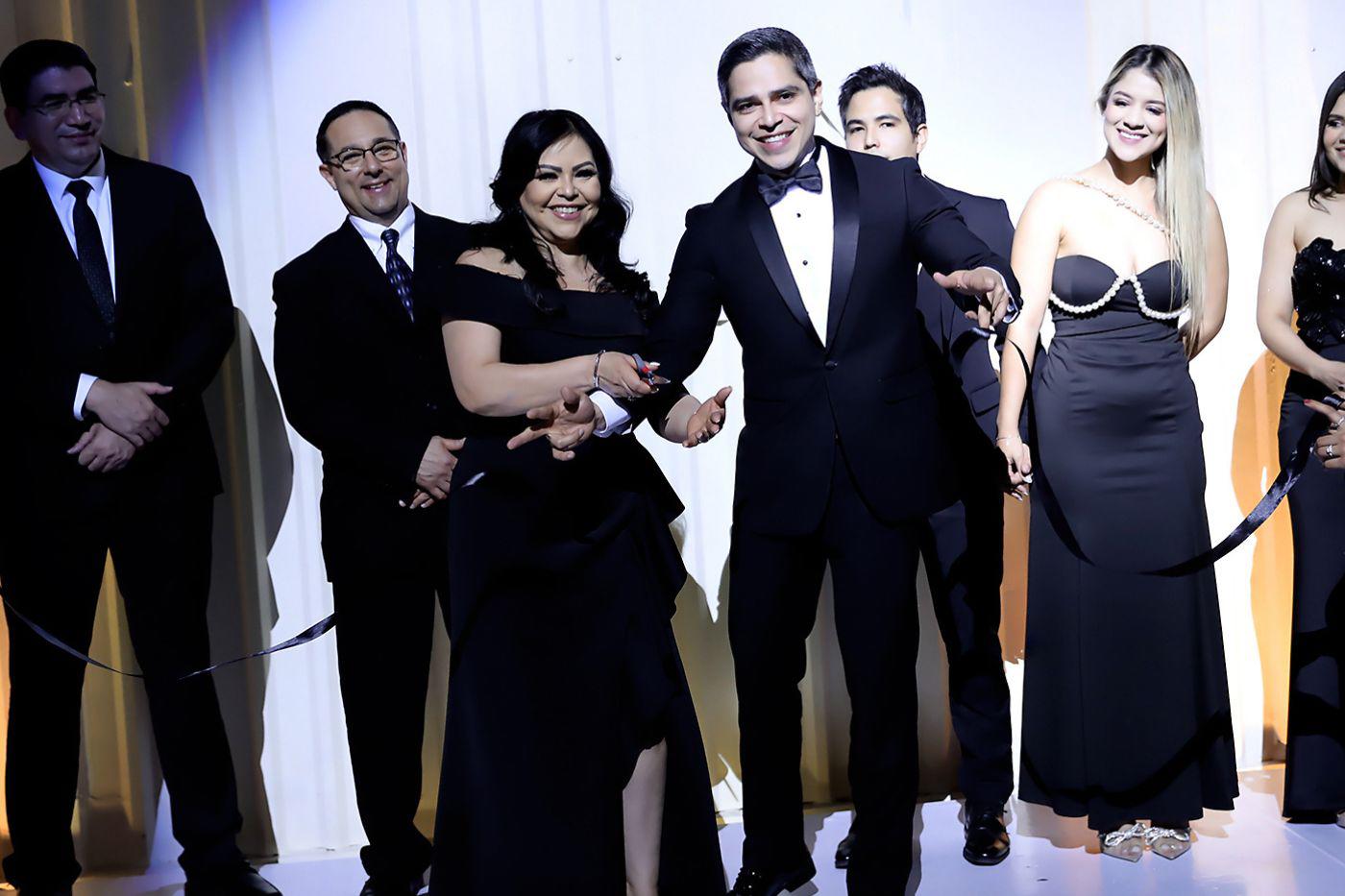 Equinox Club abrió sus puertas con una propuesta innovadora que va mucho más allá del gimnasio tradicional. Este nuevo espacio reúne en un solo lugar entrenamiento de alto nivel, locales de comida y café, así como tiendas de ropa y artículos deportivos. Con un diseño moderno y una visión enfocada en el equilibrio entre cuerpo y mente, Equinox Club se posiciona como el nuevo centro del wellness en la capital.