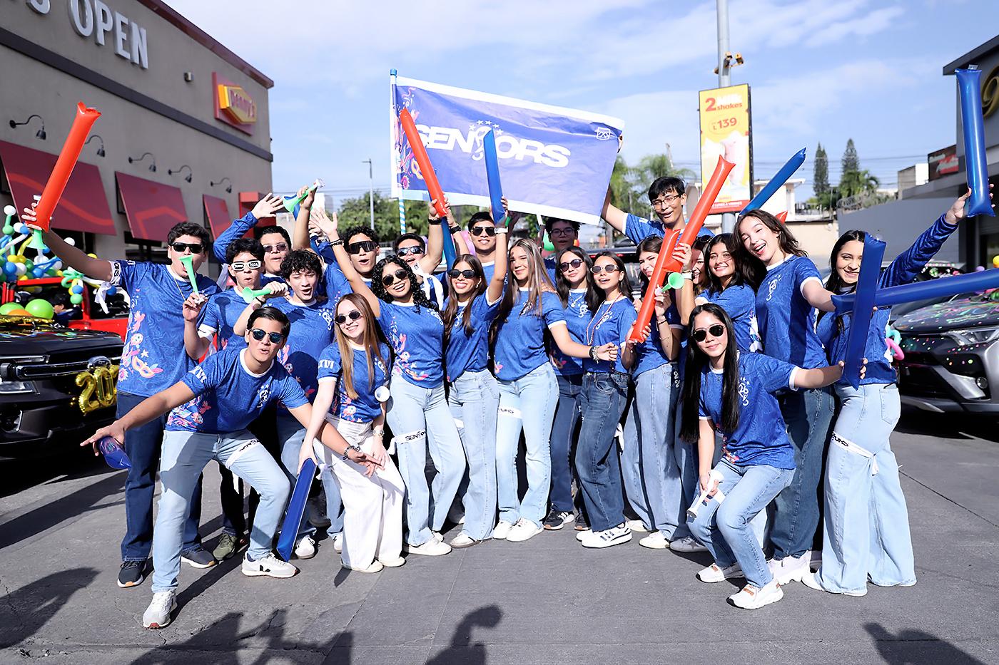 One last time! La generación 2026 de DelCampo School de Tegucigalpa celebró su senior entrance con pura alegría y emoción. La mañana comenzó con un delicioso desayuno en compañía de amigas y amigos, para luego continuar la tradición: movilizarse en coloridos autos decorados rumbo a su escuela, listos para seguir festejando este último primer día de clases de su etapa escolar. 