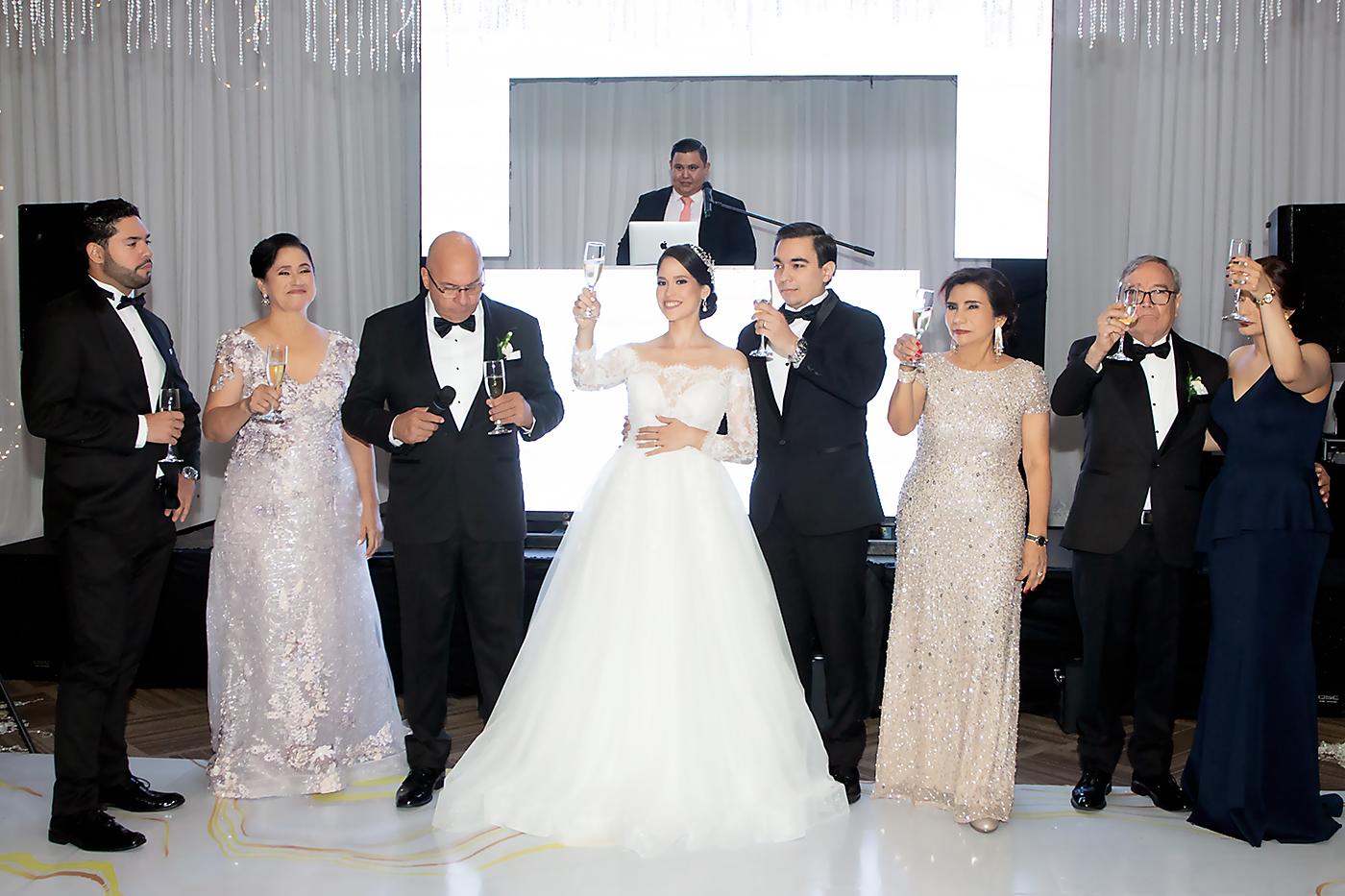 Los novios durante el brindis con sus padres y familiares: Enrique, Osiris y Eduardo Enrique Panting, Xiomara, Francisco y Shellsea Portillo 