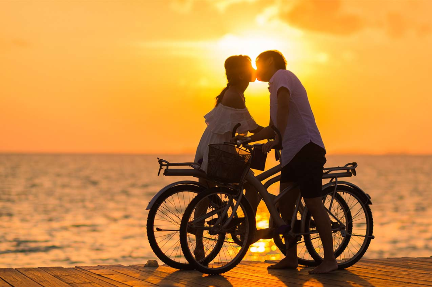 Organiza un viaje en pareja: Si quieres sorprender a tu pareja, una buena idea es montar un viajecito<b> </b>romántico con el que demostrarle tu amor y en el que ambos disfruten de la compañía del otro. Probablemente el destino no sea lo más importante, sino el hecho de poder pasar momentos juntos.