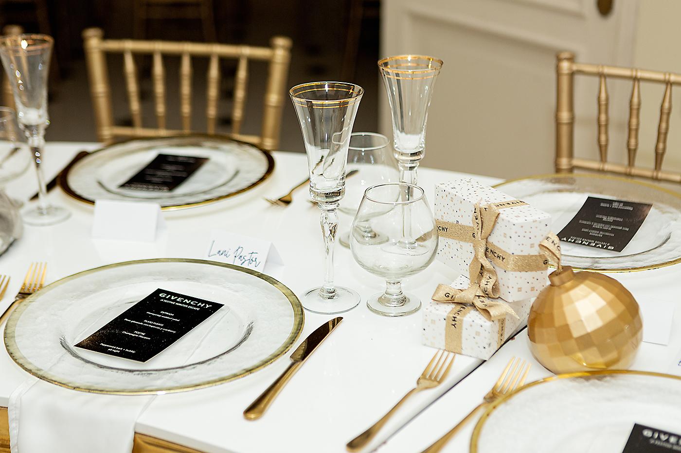 Las mesas estuvieron finamente decoradas con detalles de navideños de Givenchy. 