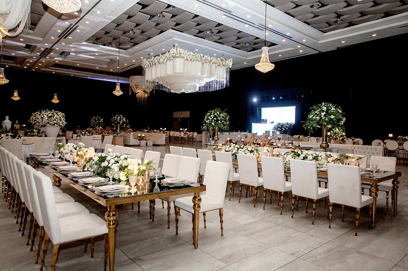 Mesas estilo imperial fueron desplegadas para crear elegantes ambientes
