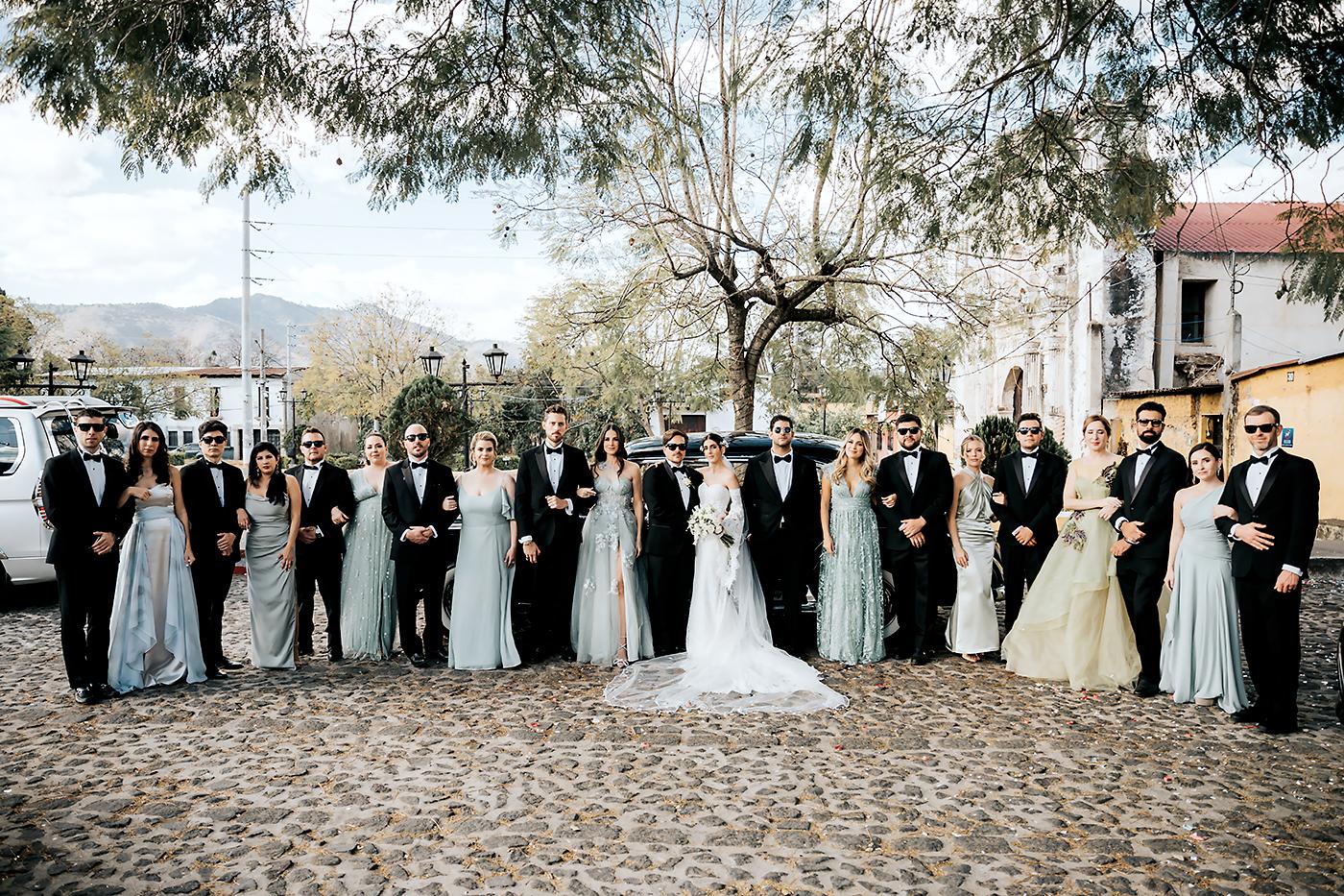 Enrique y Marie Juliette acompañados por el cortejo nupcial