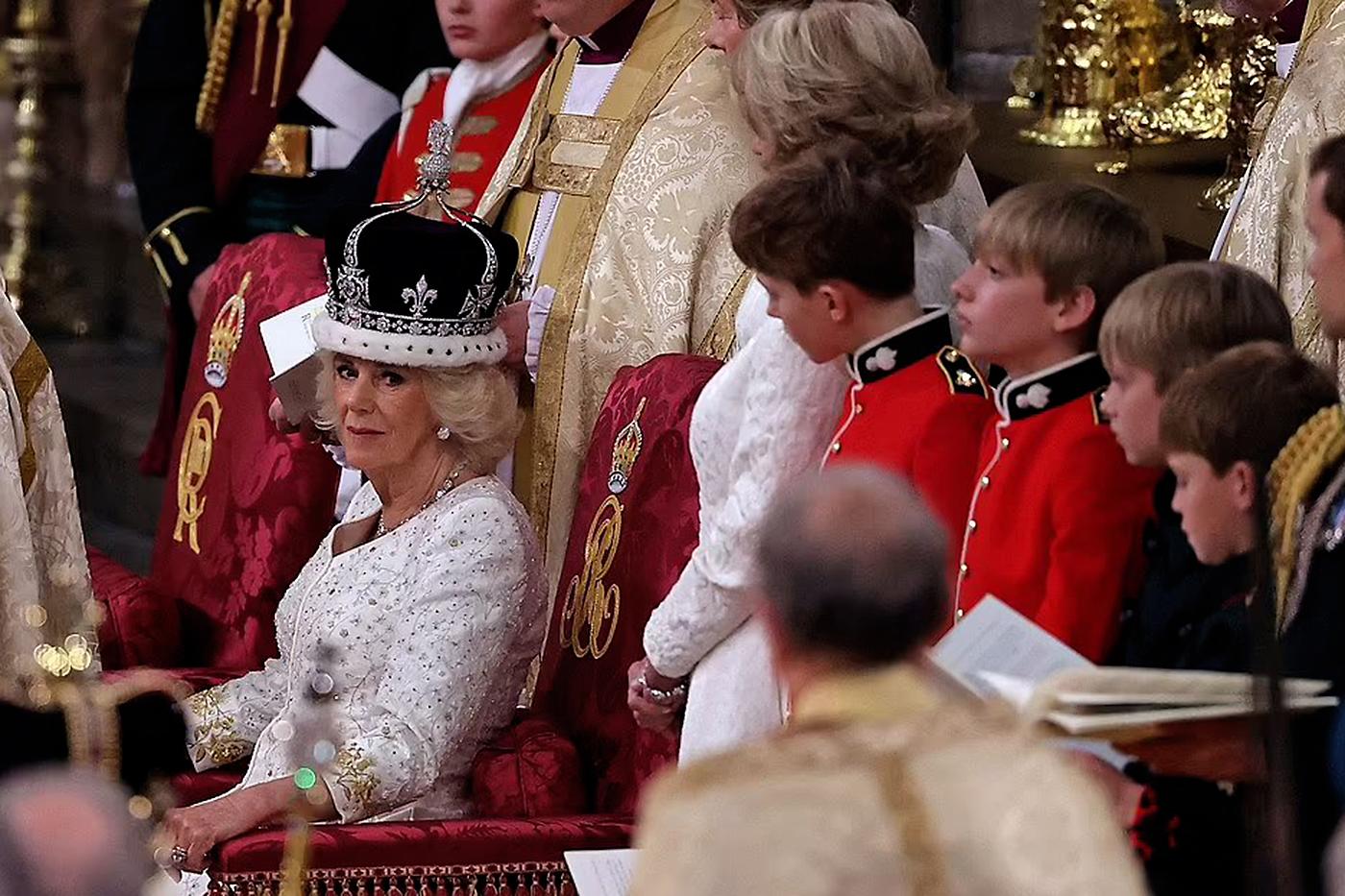 La coronación no tuvo lugar de inmediato para respetar un período de luto y para dar tiempo a los preparativos de la ceremonia.