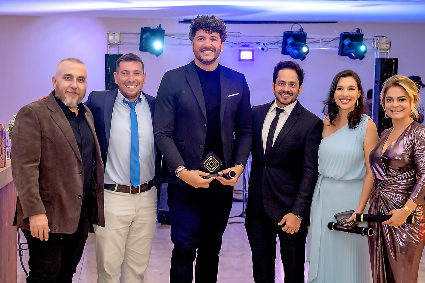 El Dr. David Linares recibe su titulación de postgrado en Dentística