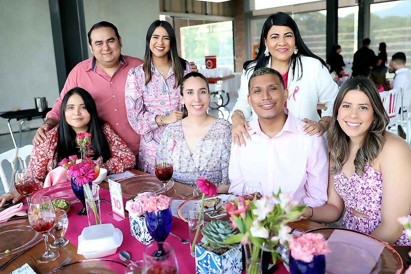 Diana Martínez, Yaret Calderón, Norma Farías, Gabriela Berlioz, Aracely Díaz, Luis Ángel Murillo y Michelle Marzán.