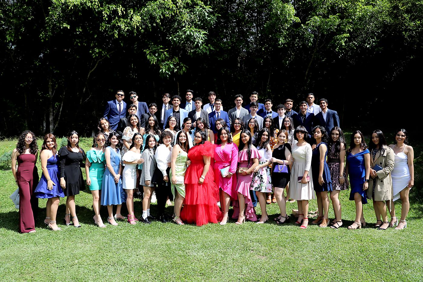 Los seniors 2023 de CEAD Christian School en una imagen para el recuerdo de sus últimos días de high school