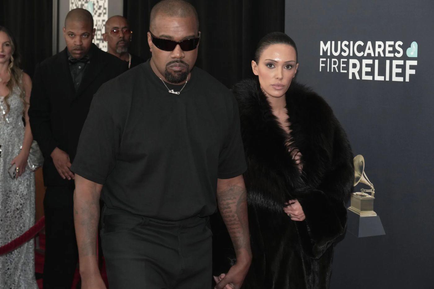 Durante su aparición en los Grammy, se informó que West instó a Censori a quitarse un abrigo que llevaba, a pesar de que ella no quería, de acuerdo a Blind Items, lo que resultó en su aparición con un vestido transparente, generando aún más críticas.