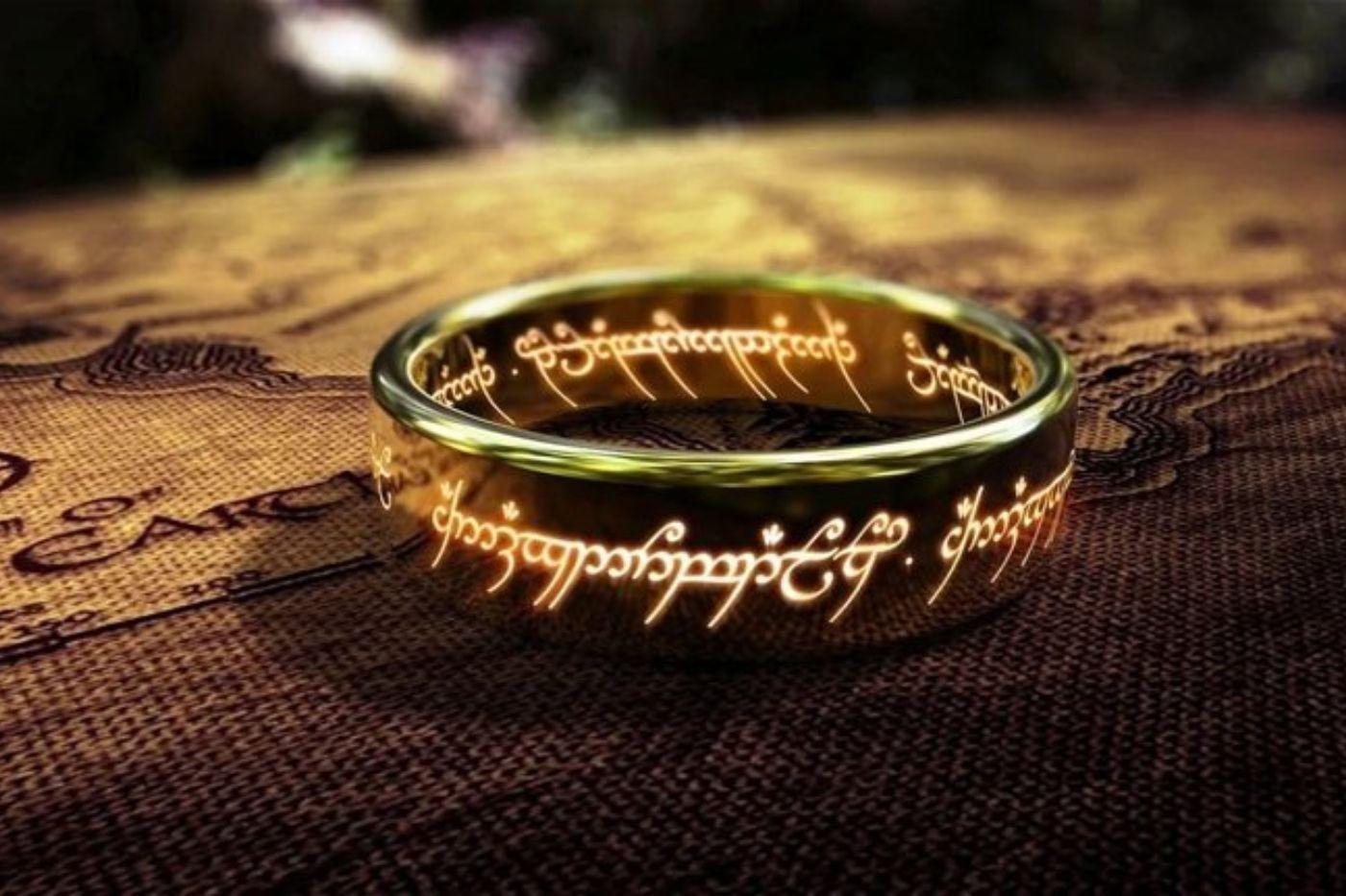 <b>El Anillo Único de El Señor de los Anillos</b>: Este anillo, forjado por el oscuro Señor Sauron, es el centro de la épica batalla entre el bien y el mal en la Tierra Media.