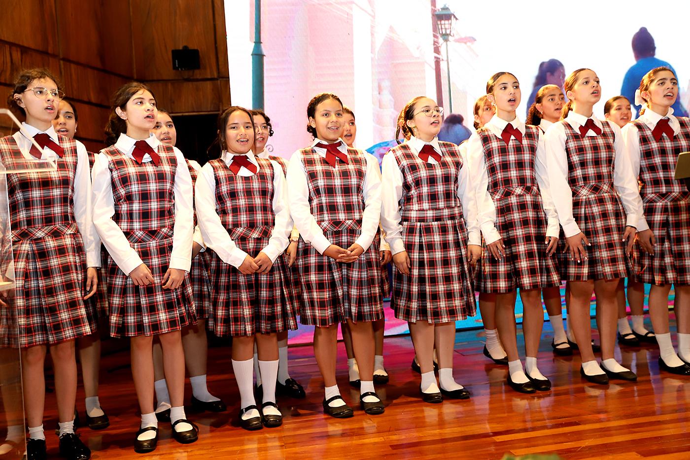 El coro de secundaria abrió la noche cultural 