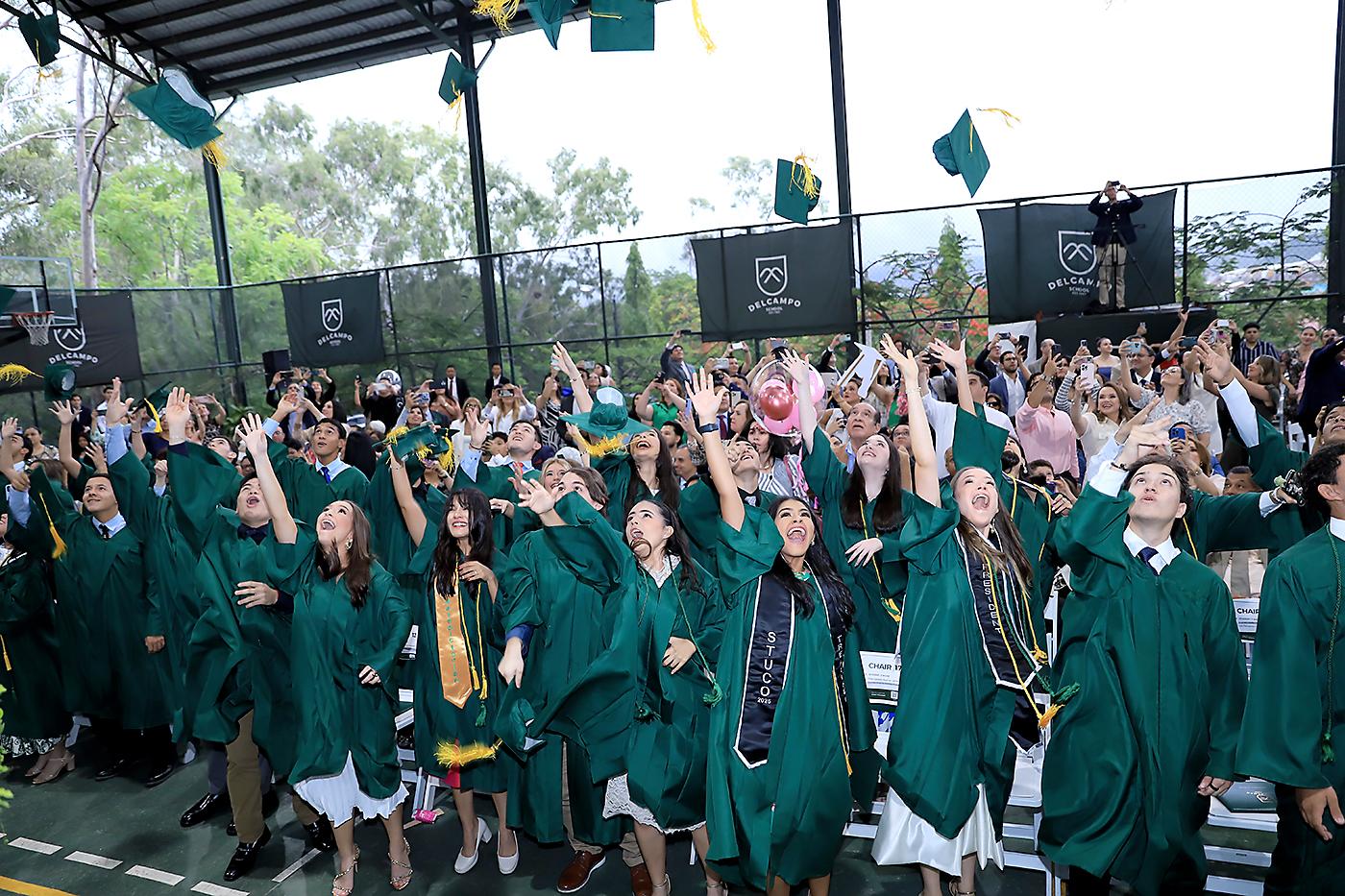 Graduación de los seniors 2025 de DelCampo School