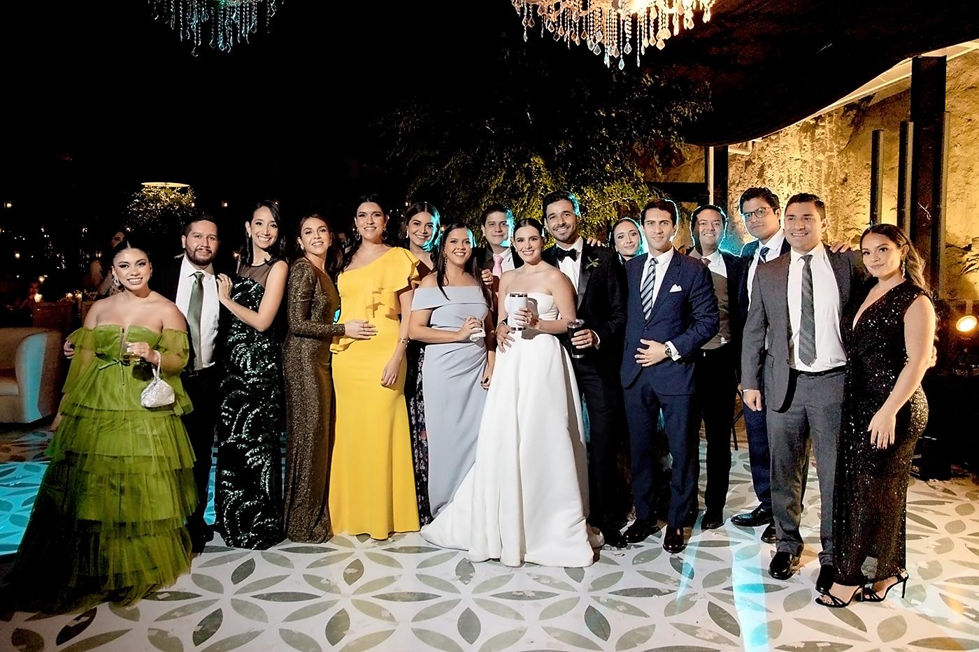 Wendy Gutiérrez, José Roberto y Victoria Luna, Marcela Barralaga, Michelle Laitano, María José Tefel, Ana Cáceres, Cristian Gamero, Francis Flores, Orlando Martínez, Marcelo Gutiérrez, José Armando Erazo, Edgardo Benítez y Rebecca Hidalgo