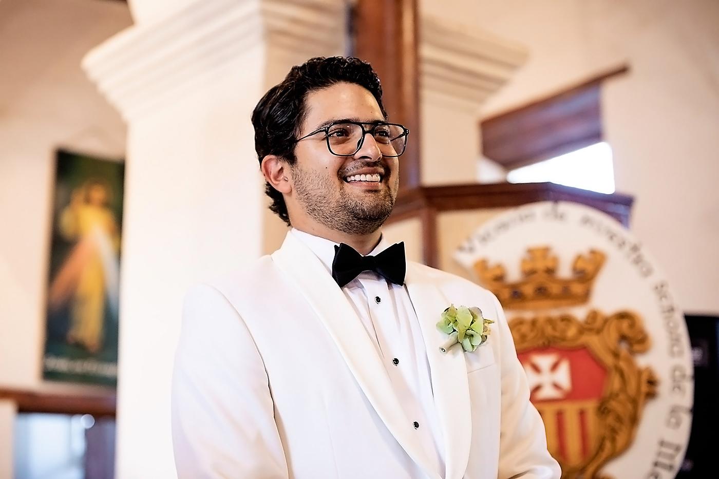 David Emilio Hércules ve con emoción el momento que su prometida desfila rumbo al altar