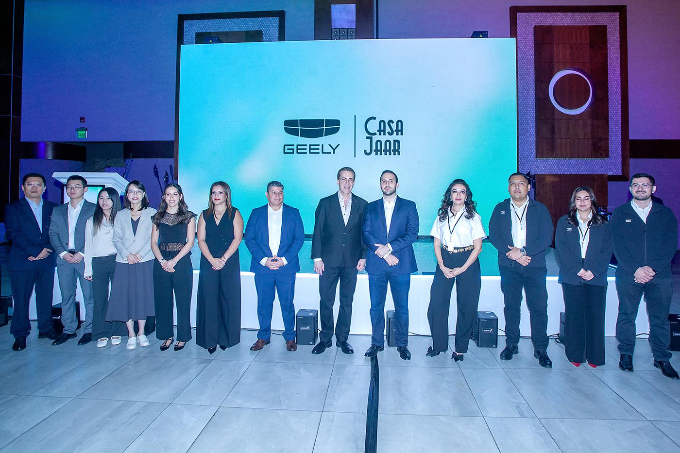 Representantes de Geely y Casa Jaar durante la presentación de los modelos insignia.