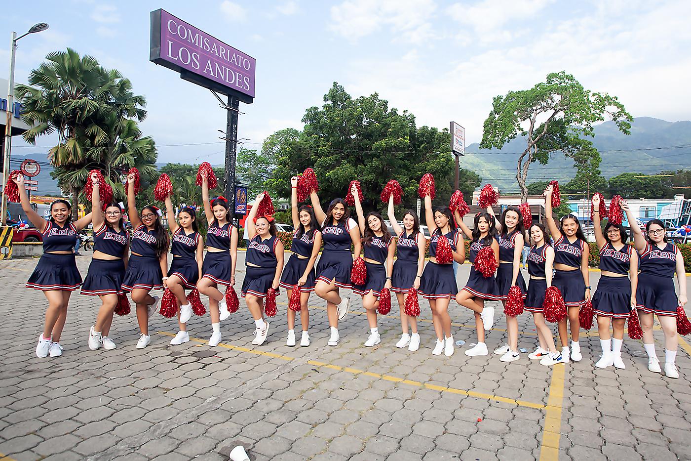 Las seniors vistieron uniformes de porristas para su inicio de clases.