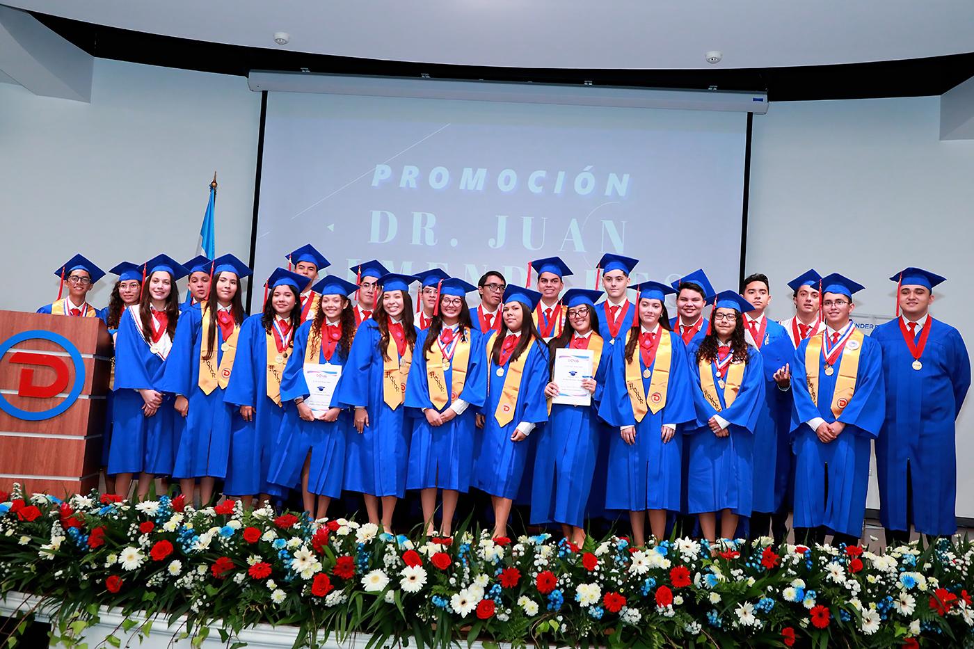 Entrega de títulos de los seniors 2024 de Dowal School