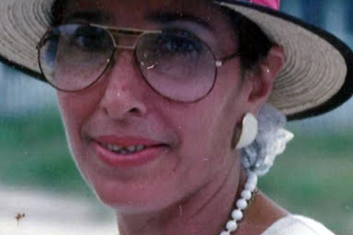 <b>Jeannette Kawas</b>Nacida en la pintoresca localidad de Tela, en Atlántida, esta mujer excepcional no solo dejó huella en su comunidad, sino que trascendió como una apasionada defensora del medio ambiente. Su renombrada labor se centró en la preservación de 449 especies de plantas, la exquisita diversidad de flora y fauna, cautivadoras lagunas costeras y majestuosos afloramientos rocosos. Su legado, más allá de ser un testimonio de activismo, se erige como un monumento vivo a la armonía entre la naturaleza y la humanidad.