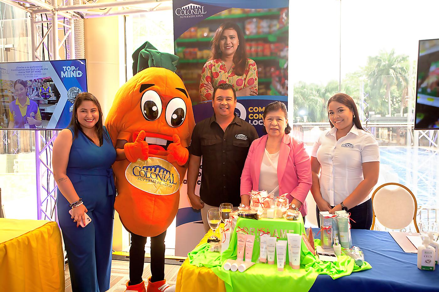 Kathia Ávila, mr. Zanahoria, Francisco Pereira, Rosa García y Elena de Supermercados Colonial.