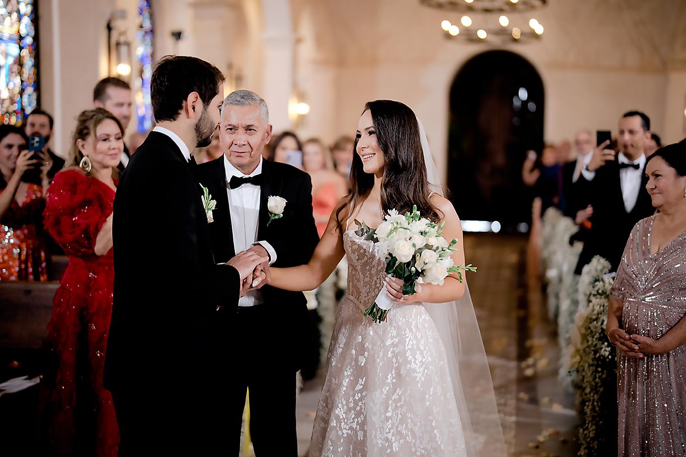 Oscar Merlo entrega a su hija Victoria a su prometido