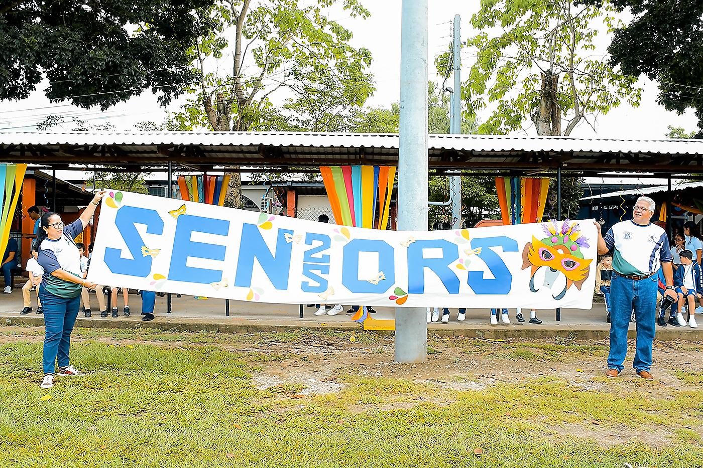 Senior entrance 2025 de la Academia Americana