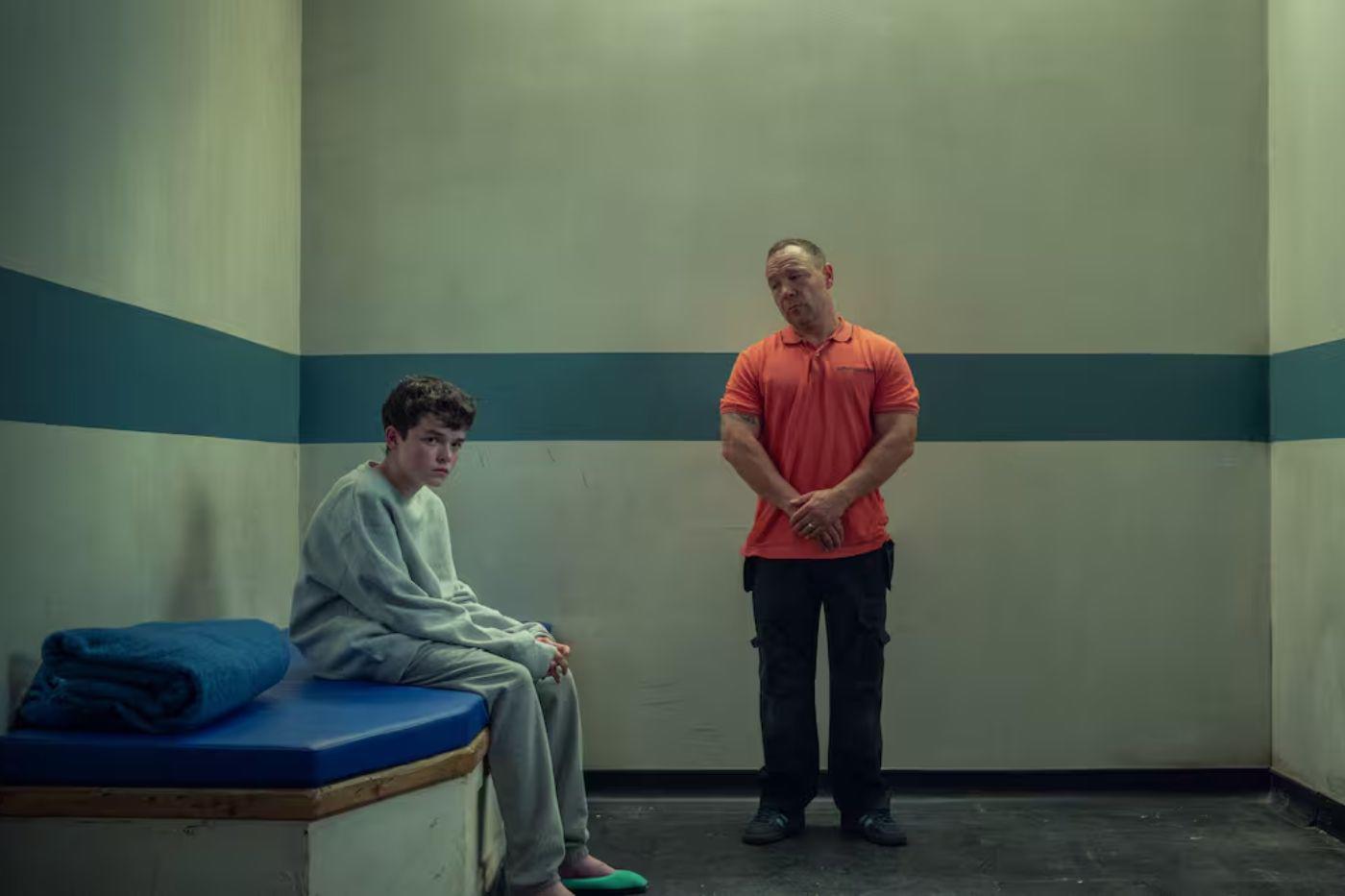 “Adolescencia” ha sido aclamada por la crítica, obteniendo una calificación del 98% en Rotten Tomatoes y un puntaje de 90 sobre 100 en Metacritic. Además, en sus primeros cuatro días, la serie acumuló 24.3 millones de visualizaciones, consolidándose como un éxito rotundo en la plataforma.