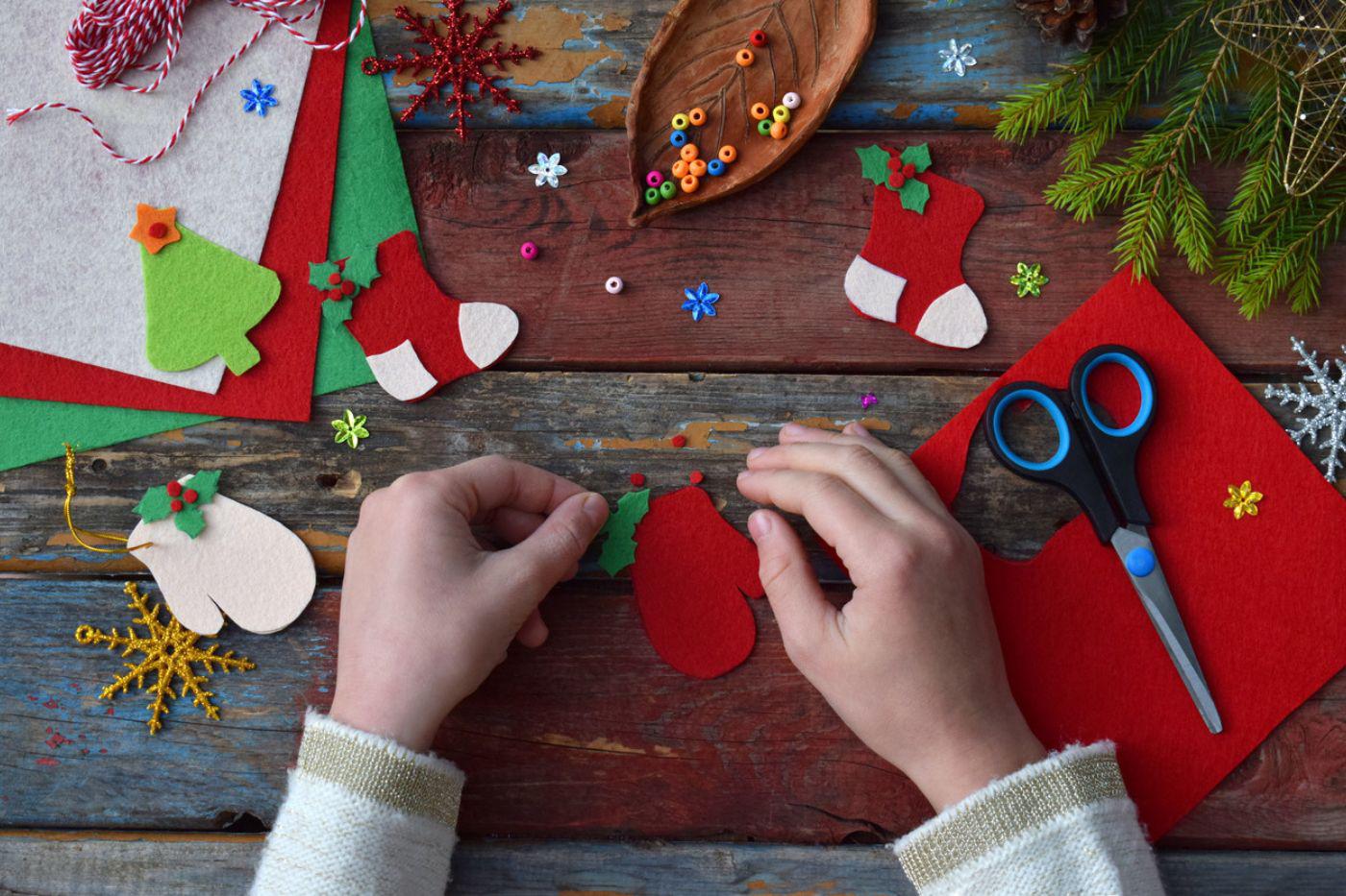 Manualidades de Navidad: El internet está lleno de tutoriales simples para crear una manualidad festiva. Pueden hacer coronas, adornos para el árbol o incluso pequeños regalos para sorprender a un ser querido. 