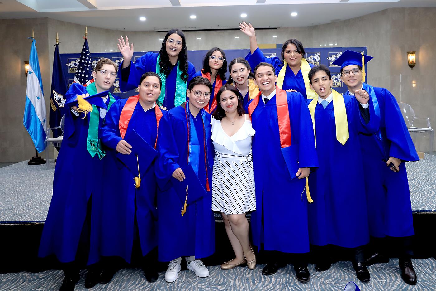 Una mañana de triunfo vivieron los seniors 2025 de Acton Academy, quienes, entre sonrisas y emociones, recibieron su tan esperado título de High School. La ceremonia estuvo llena de momentos tan significativos y como emotivos, entre discursos que marcaron el cierre de una importante etapa en sus vidas. En la foto: Gloria Coello, Juan Pablo Alcántara, José Gabriel Chinchilla, Gabriele Martínez, Gloria Medina, Lucía Herrera, Salvador Díaz del Valle, Juan Fernando Aguilar, Andrea Pavón, Milton Fernando Turcios y con su guía Jade Amaya 