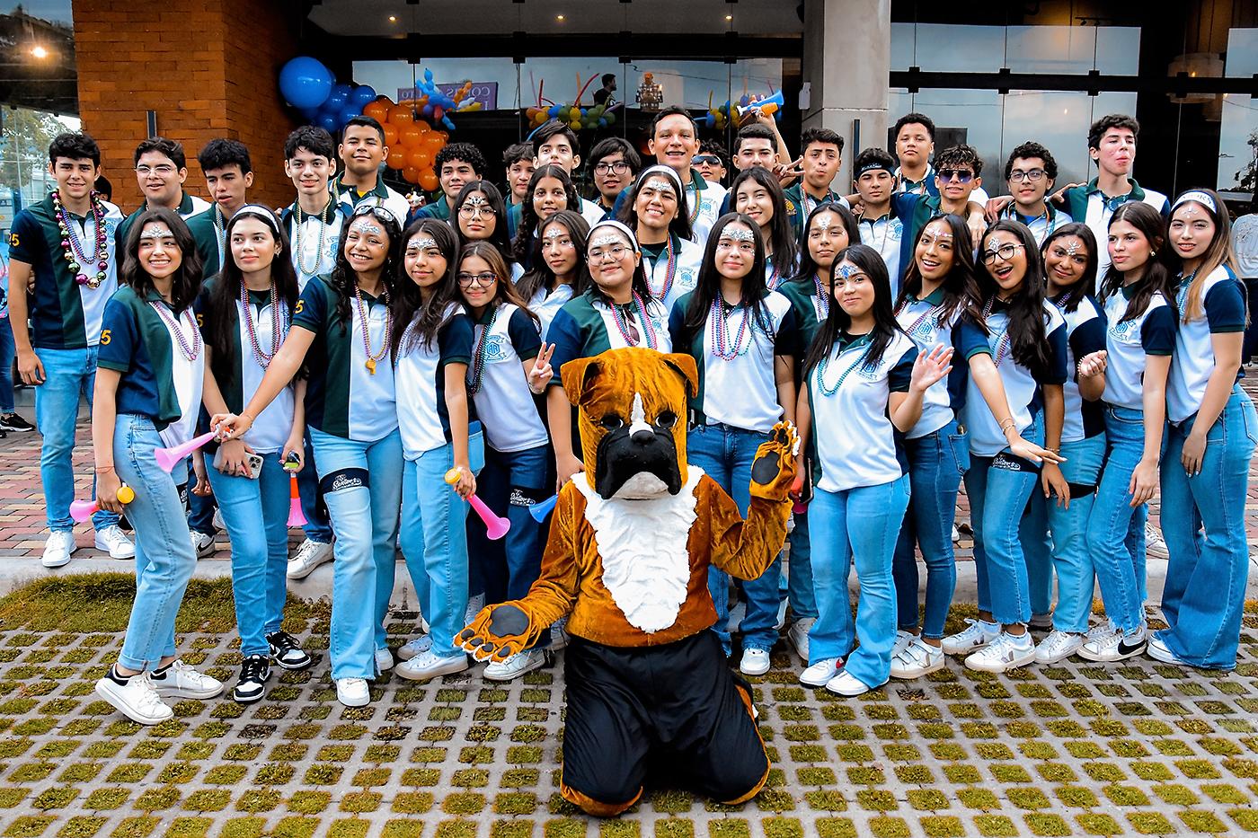 Senior entrance 2025 de la Academia Americana