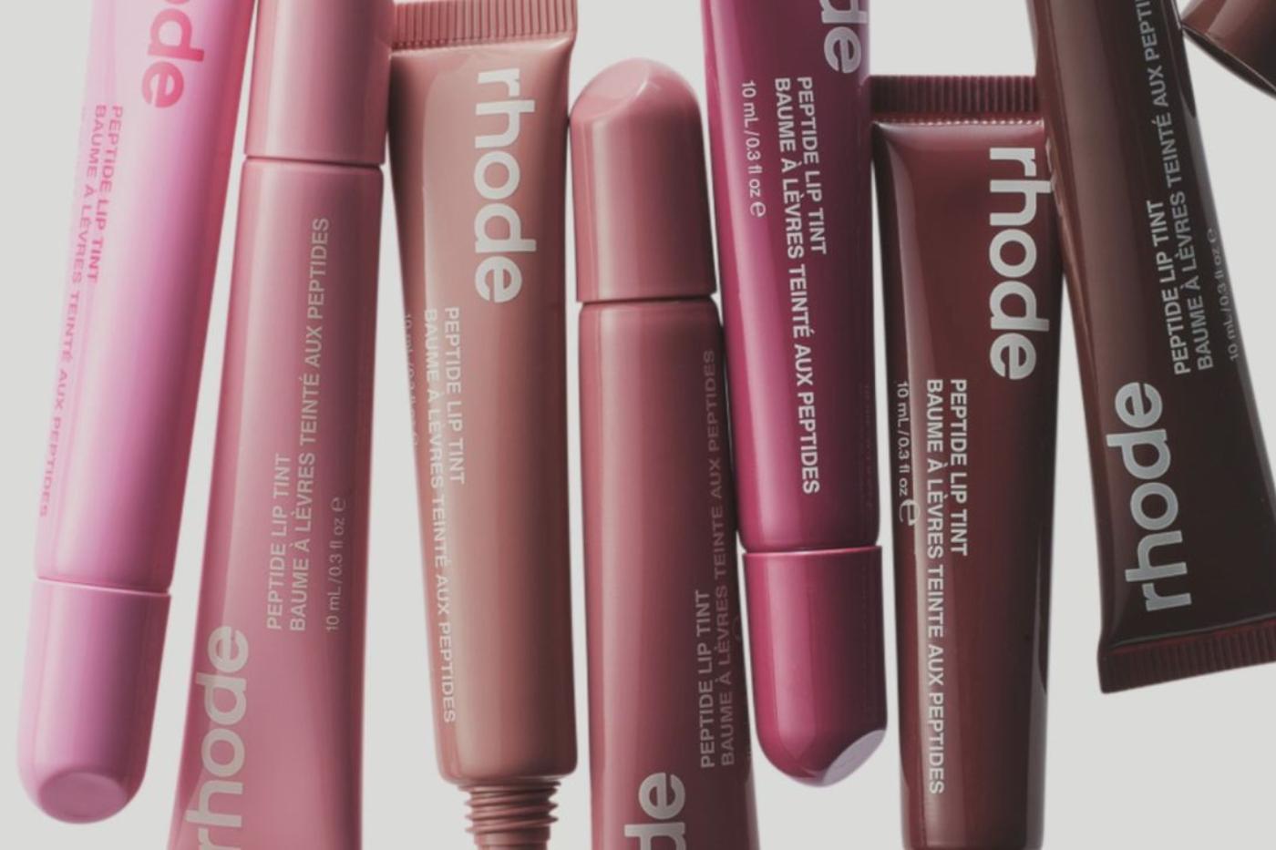 <b>Peptide Lip Tint</b>El peptide lip tint aporta un tono sheer a los labios, con péptidos que hidratan y dan un sutil toque de color. Perfecto para un <i>no-makeup makeup look</i>. Shades: Jelly Bean (rosa translúcido con brillo), Espresso (marrón intenso), Ribbon (rosa translúcido) y Pretzel (malva cálido con brillo). 