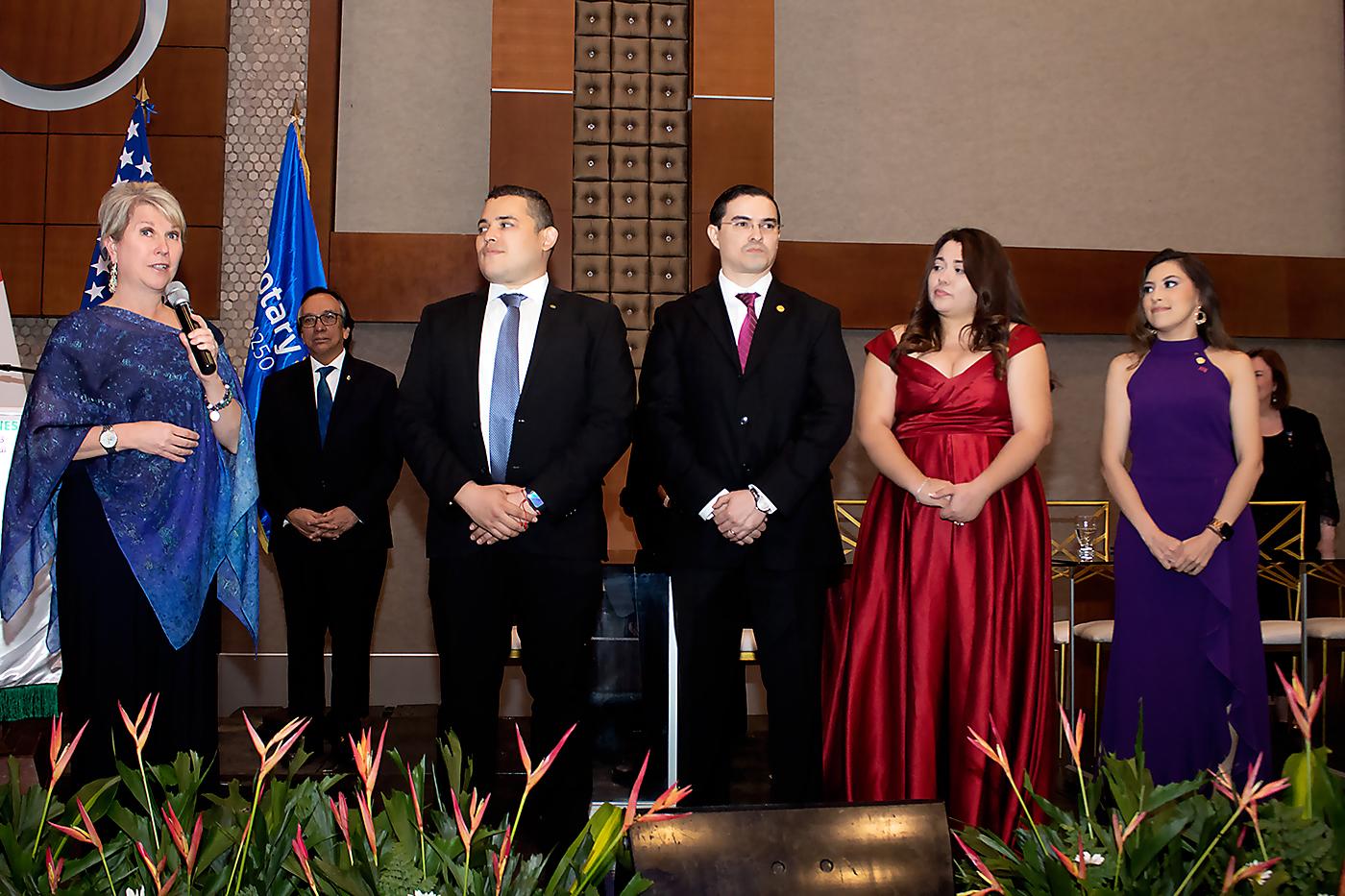 Jennifer Jones, Carlos Antúnez, Rubén Gáleas, Cindy Ferguson y Nicole Peña.