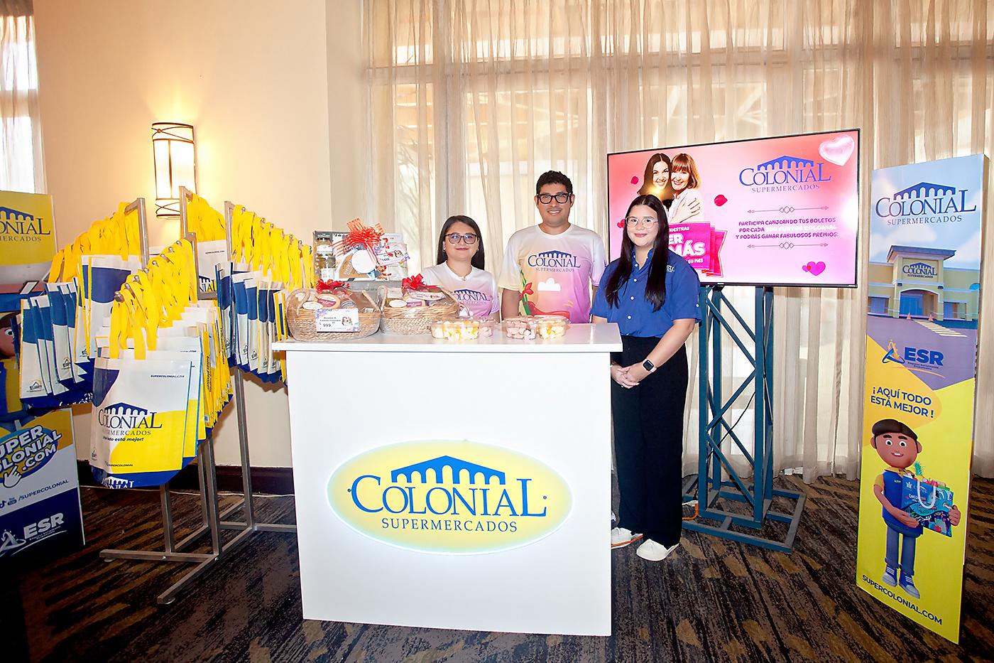 Stand de Supermercado Colonial, patrocinador del evento.