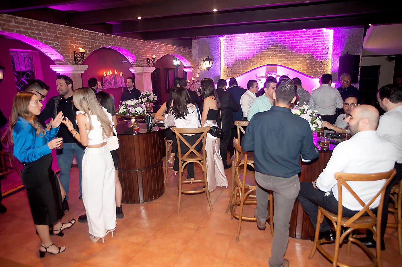 Los invitados disfrutaron de las finas atenciones que ofrecieron los anfitriones de la marca Ron Zacapa.