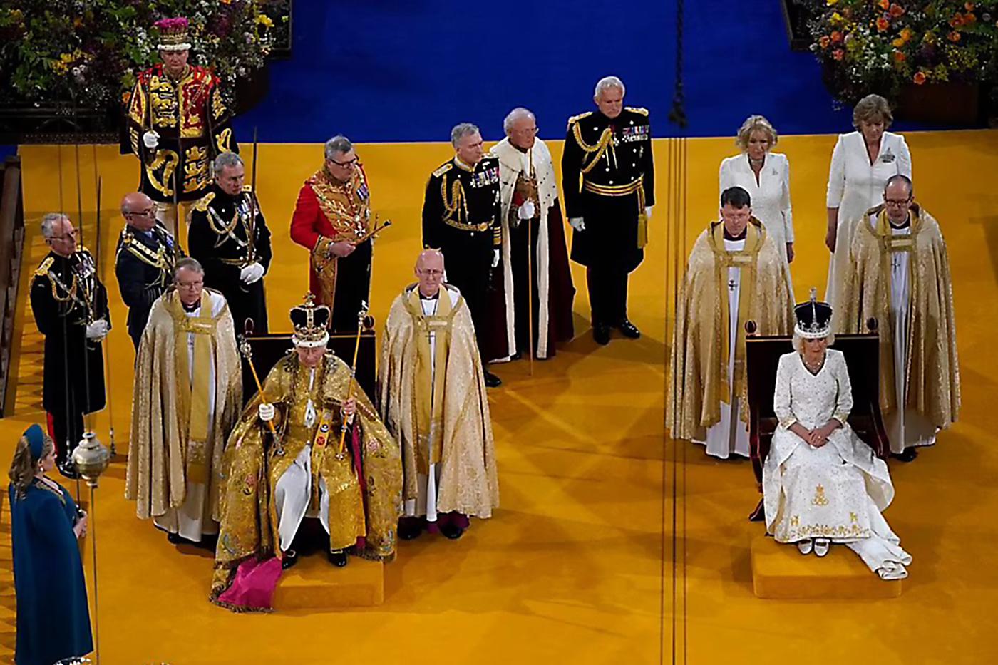 La pareja recibió insignias reales y fue ungida con aceite sagrado, y el monarca juró defender la ley y la Iglesia de Inglaterra.