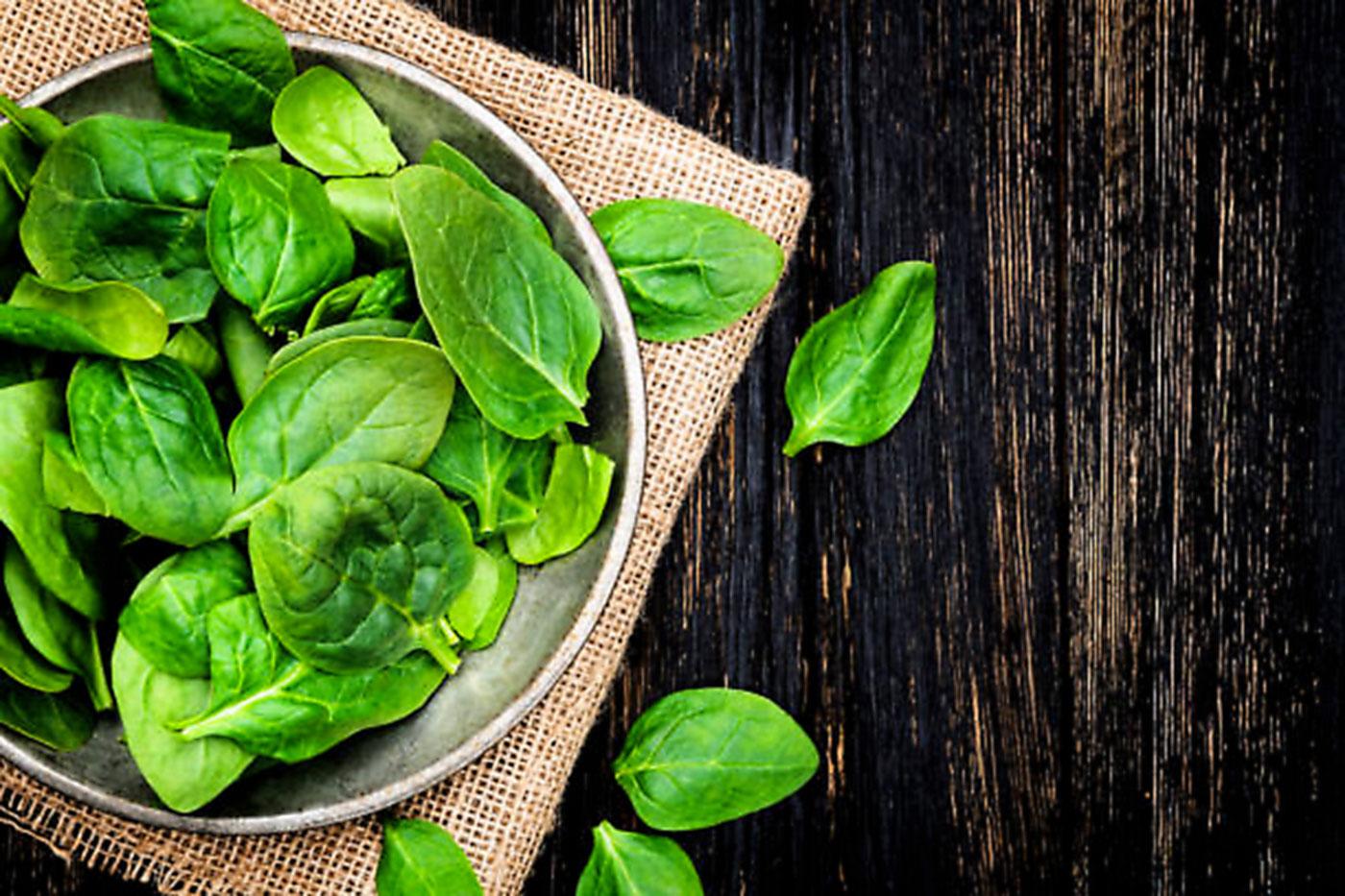 Las espinacas y otros vegetales verdes como el brócoli y la col rizada son grandes fuentes de hierro que no provienen de la carne se absorben mejor cuando se combinan con vitamina C, así que consuma verduras de hoja verde y un vaso de jugo de naranja para comenzar el día.