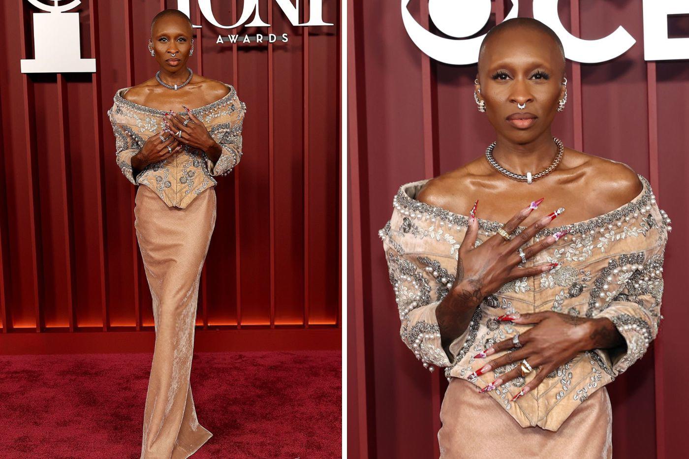 Cynthia Erivo fue la host en la 78.ª edición anual de los premios Tony 2025 con un traje Schiaparelli beige dorado, con detalles bordados en plateado, blanco y perlas..